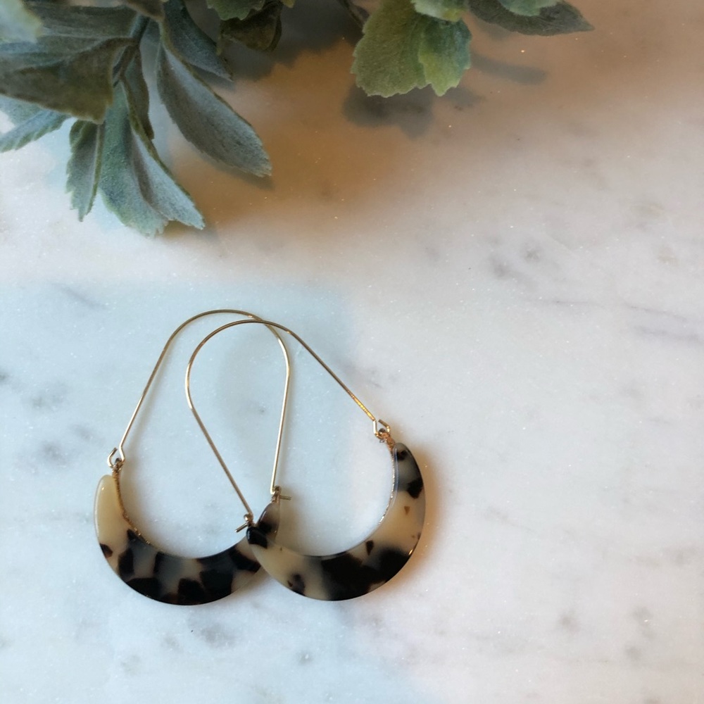 The Andie - Blonde Tortoise Crescent Hoop - Picture 4 of 6